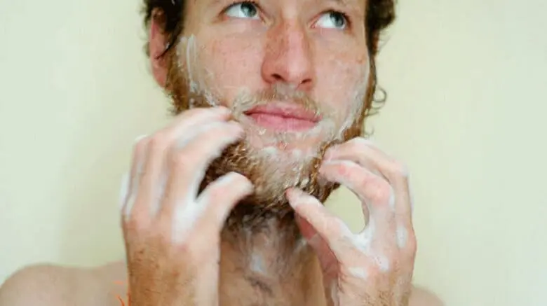homem preparando o rosto para usar minoxidil 